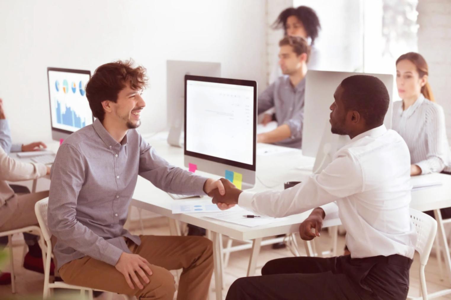 Teilnehmer bei gemeinsamer Projektarbeit